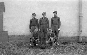 1956_57_fussballer03 vor schulbaracke_n